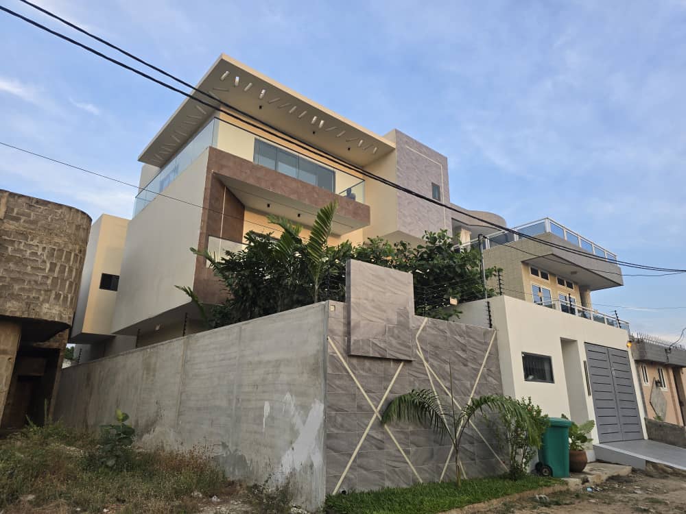 MAGNIFIQUE VILLA TRIPLEX MODERNE NOUVELLE CONSTRUCTION