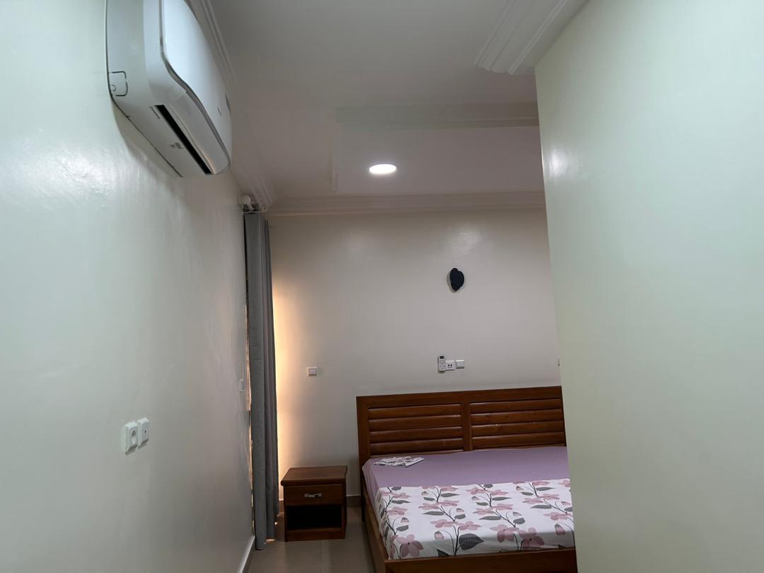 APPARTEMENT MEUBLÉ DE 3 CHAMBRES ET SALON SANITAIRES À LOUER
